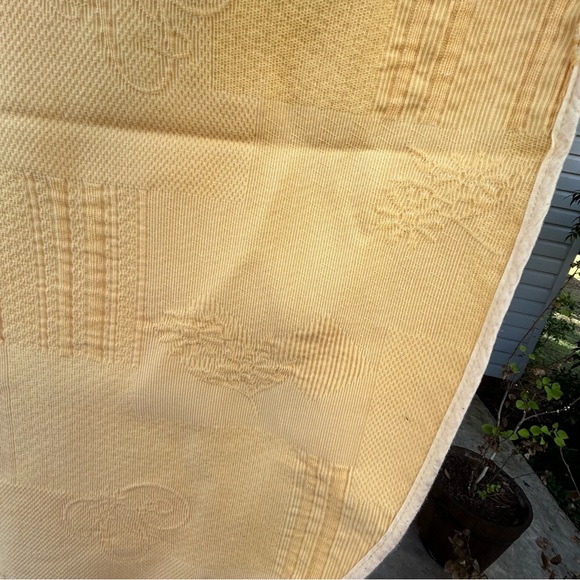 Beautiful Golden Yellow Oval Tablecloth - Picture 8 of 10